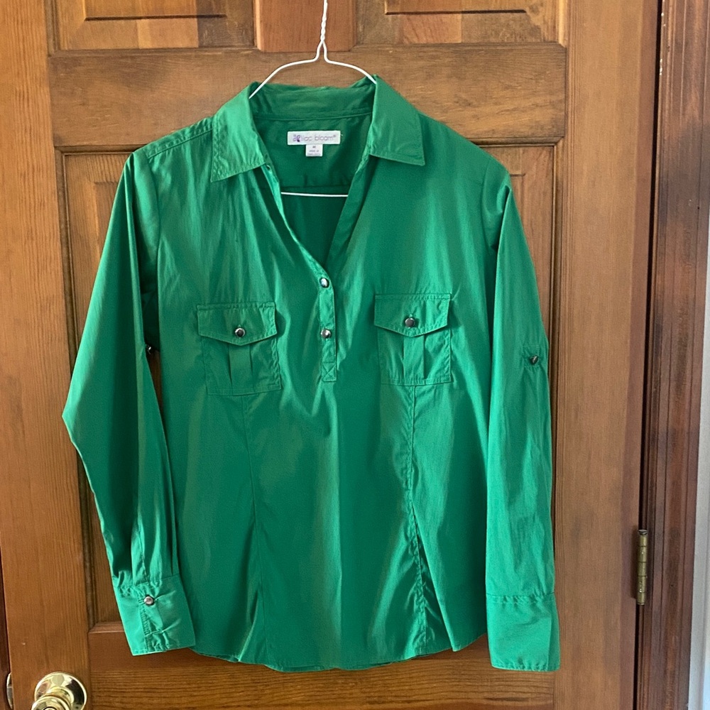 Lilac Bloom size M Green Shirt with front pockets